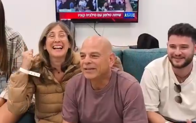 La famille de l'otage Alon Ohel célèbre sa libération alors qu'elle l'attend à la base militaire de Re'im le 13 octobre 2025 (Autorisation)